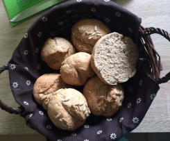 Schnelle Brötchen mit Dinkel und Sonnenblumenkernen