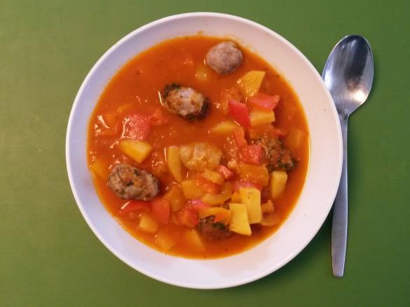 Paprikaeintopf mit Bratwurstbällchen