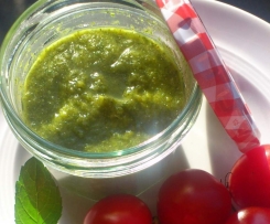 Variation von Minz Chutney (mit Joghurt)