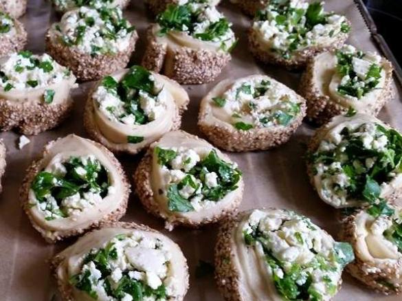 Susamlı Rulo Katmer Poğaça/ Blätterteig mit Schafskäsefüllung