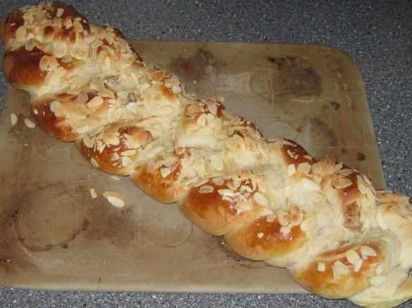 Variation von Weltbester Hefezopf mit Marzipan