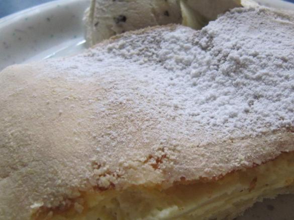 Topfenstrudel mit Rosinen