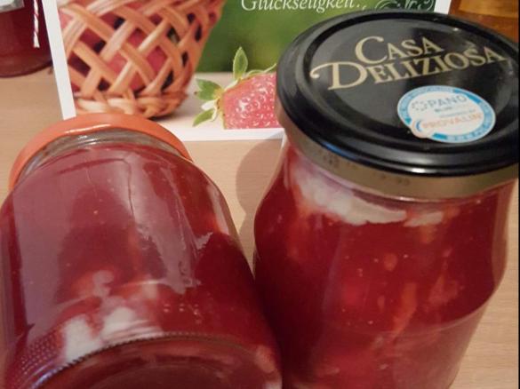 Erdbeermarmelade mit weißer Schokolade