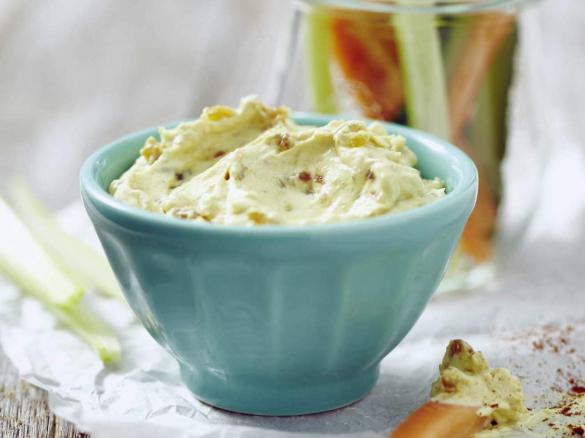 Feuriger Dattelaufstrich mit Curry