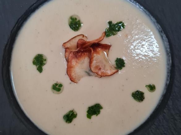 Topinambur - Cremesuppe mit Topinambur-Chips und Petersilienöl