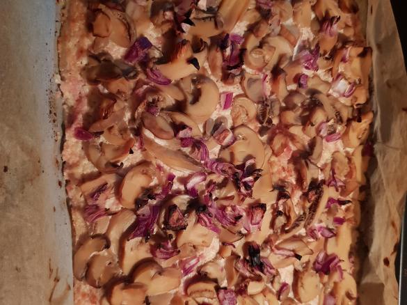 Flammkuchen mit Champignons und Schinken-Creme