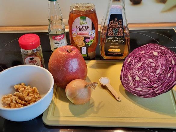 Rohkostsalat mit Rotkohl und Walnüssen
