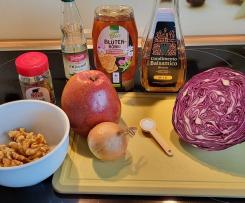 Rohkostsalat mit Rotkohl und Walnüssen