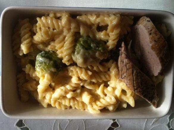 Rahmnudeln mit Filet und Rosenkohl