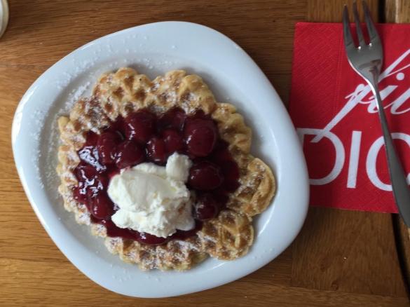 Waffeln mit heißen Kirschen