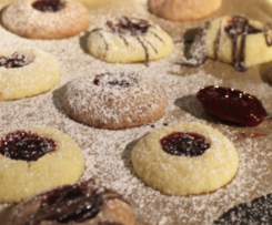 Liebesgrübchen (mit Marmelade gefüllte Plätzchen)