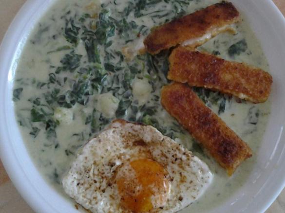 Kartoffeln mit Spinat, Fischstäbchen und Spiegelei