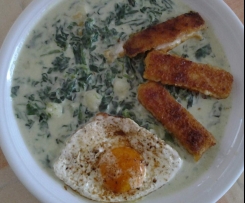 Kartoffeln mit Spinat, Fischstäbchen und Spiegelei