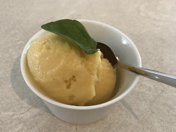 Veganes Eis mit Pfirsichen und Cashew-Joghurt