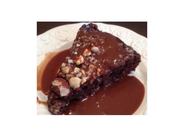 Saftiger Schokoladenkuchen mit Nüssen und Schoksoße