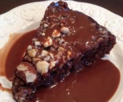 Saftiger Schokoladenkuchen mit Nüssen und Schoksoße