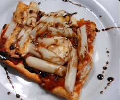 Pizza mit Spargel und Ziegenkäse