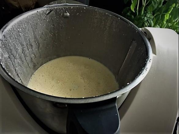 Leichte Meerettich-Hollandaise zu Lachs