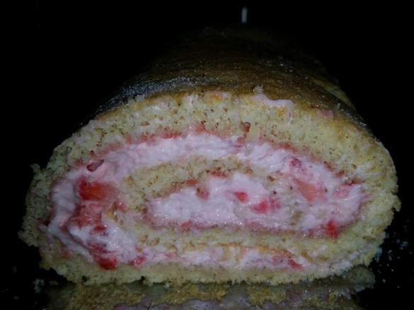 Biskuitrolle mit Erdbeerfüllung 