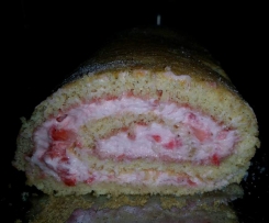 Biskuitrolle mit Erdbeerfüllung 