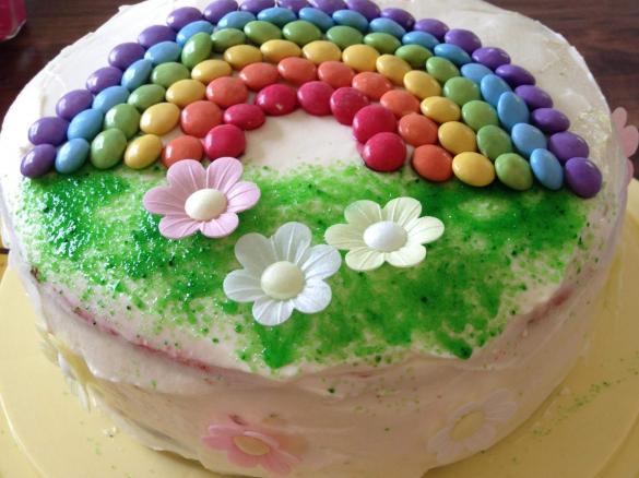 Regenbogentorte nach Käse-Sahne Art