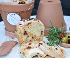 Mediterranes Brot im Tontopf