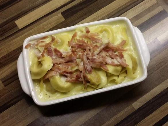 Tortelini in Schinken-Sahne-Sauce mit Käse überbacken