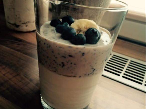 Bananenquark mit Chia-Blaubeer-Pudding