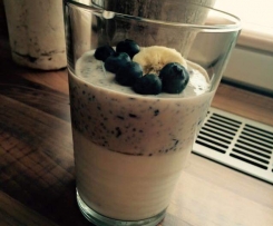 Bananenquark mit Chia-Blaubeer-Pudding