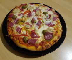 Knuspriger Pizzateig mit Tomatensauce und Knoblauch Öl