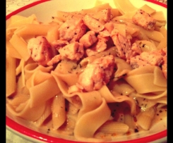 Variation von Lachsnudeln