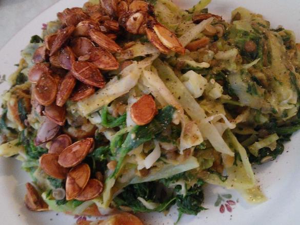 Linsen und Kraut mit veganer Käsesauce, Karotten und Spinat - vegan - veggie - gesund - low fat - fitness