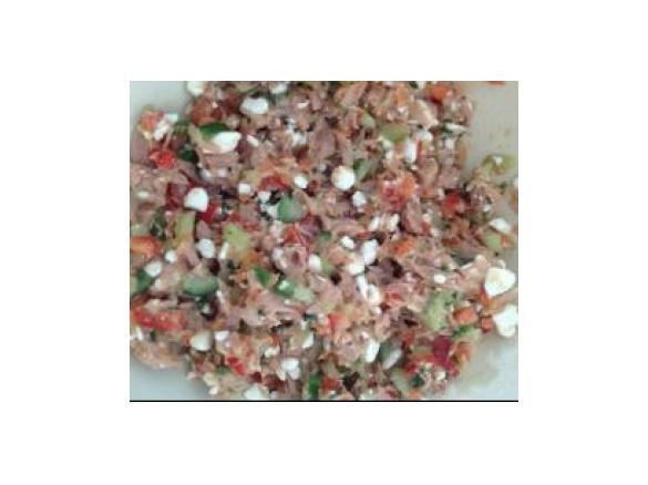 Thunfisch-Paprika-Gurken Salat mit Hüttenkäse