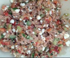 Thunfisch-Paprika-Gurken Salat mit Hüttenkäse