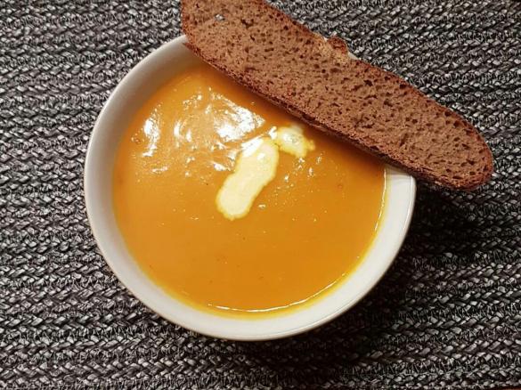 Kürbissuppe mit Süßkartoffeln und Karotten