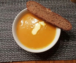 Kürbissuppe mit Süßkartoffeln und Karotten