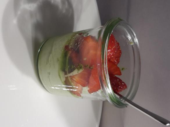 Basilikum Dessertcreme mit Erdbeeren