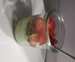 Basilikum Dessertcreme mit Erdbeeren