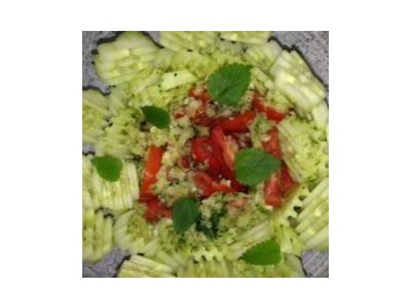 Gurken-Tomaten-Salat mit medit. Sauce
