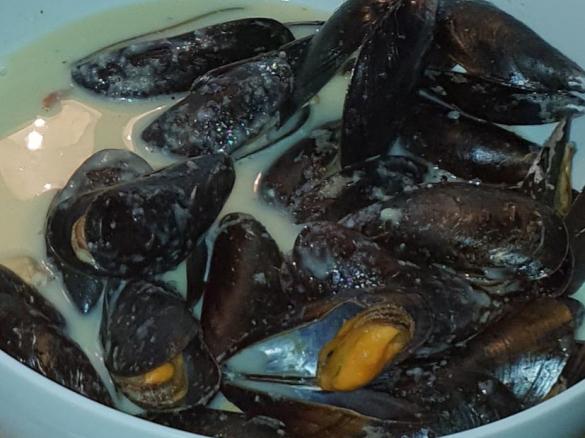 Miesmuscheln in Knoblauch-Weißwein-Sauce