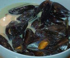 Miesmuscheln in Knoblauch-Weißwein-Sauce