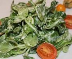 Feldsalat mit Ziegenkäsedressing und karamellisierten Cherrytomaten