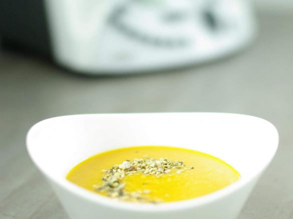 Kartoffel-Kürbissuppe  mit Nuss-Sprinkle