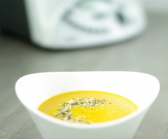 Kartoffel-Kürbissuppe  mit Nuss-Sprinkle