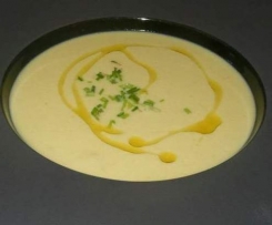 Grüne Spargelsuppe mit Basilikumöl