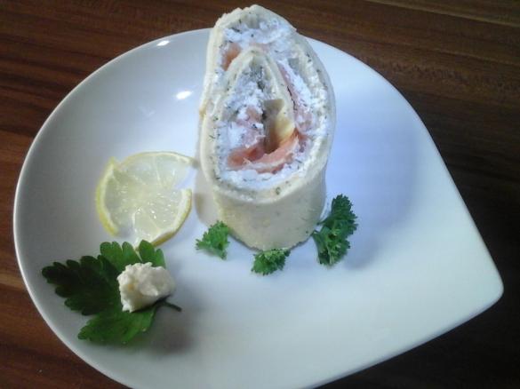 Kräuter Bisquitrolle mit Lachs