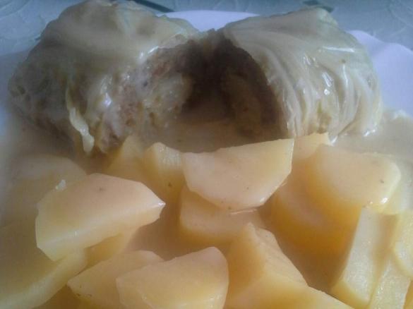Kohl-Rouladen mit Kartoffeln und Soße