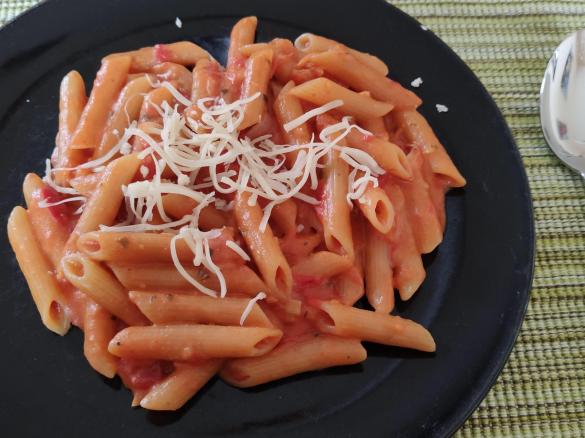 Penne in Sahne Tomaten Soße all in one