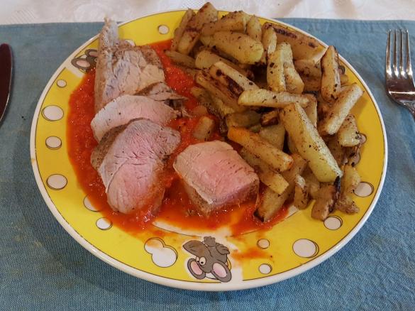 Schweinefilet auf Paprika-Tomaten-Sauce mit Kohlrabipommes