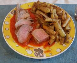 Schweinefilet auf Paprika-Tomaten-Sauce mit Kohlrabipommes